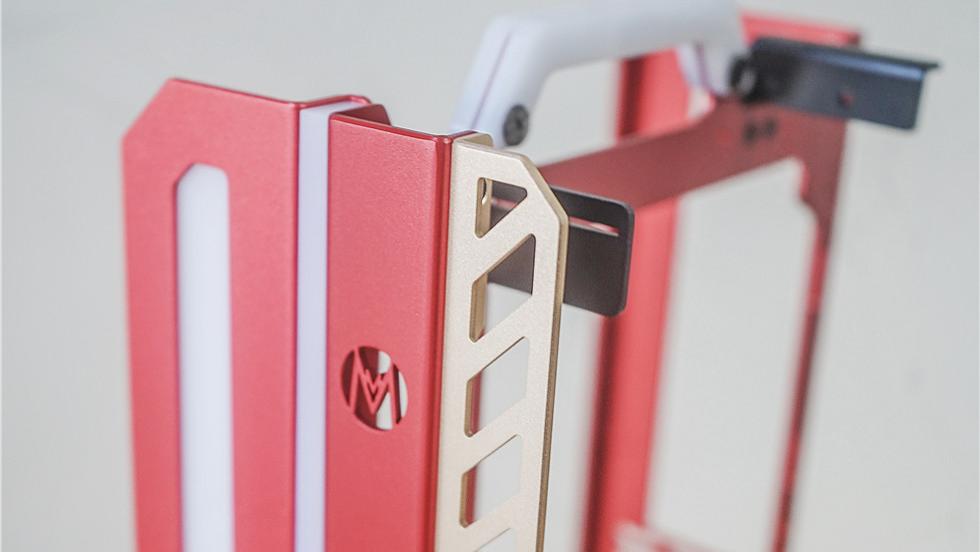 |5700G+RTX3050巨齿鲨+钢铁侠配色的机械大师钢铁匣nano机箱装机