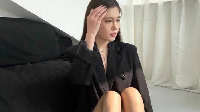 田间诗 穿一件黑色系西装，搭配一条透明丝袜让女主尽显优雅与洒脱！