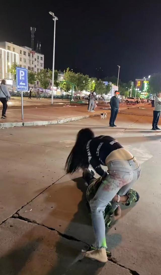 女子想去找前夫复合，哥哥百般阻拦，甚至趴在地上抱她小腿不让去