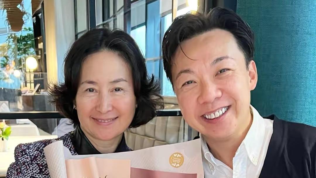 林更新|何超琼为公关男好友庆生，穿3万西装像暴发户，小鸟依人样好娇羞