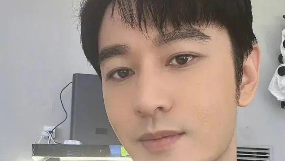 黄晓明|黄晓明恋情再上热搜，疑似为节目炒热度，前妻与绯闻女友同框比美