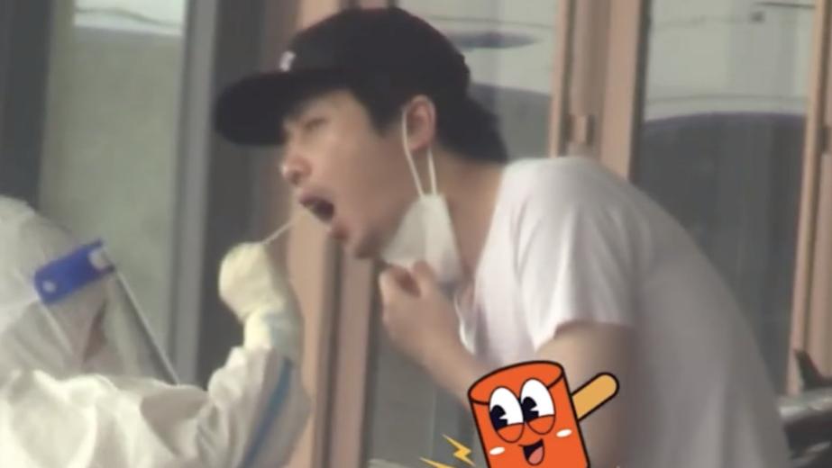 陈晓|陈晓陈妍希一起做核酸再被拍，夫妻俩一前一后，穿扮低调朴实