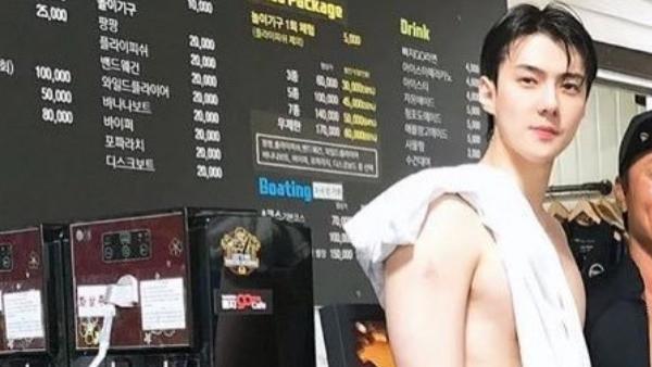 吴世勋|吴世勋水上乐园游玩照曝光，皮肤白到发光，像人形立牌