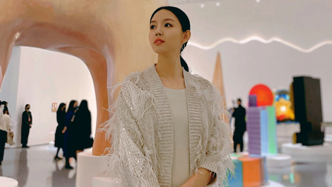 张梓琳|张梓琳这身材太有优势！穿长裙配6万开衫看秀，头小身长合影没对手