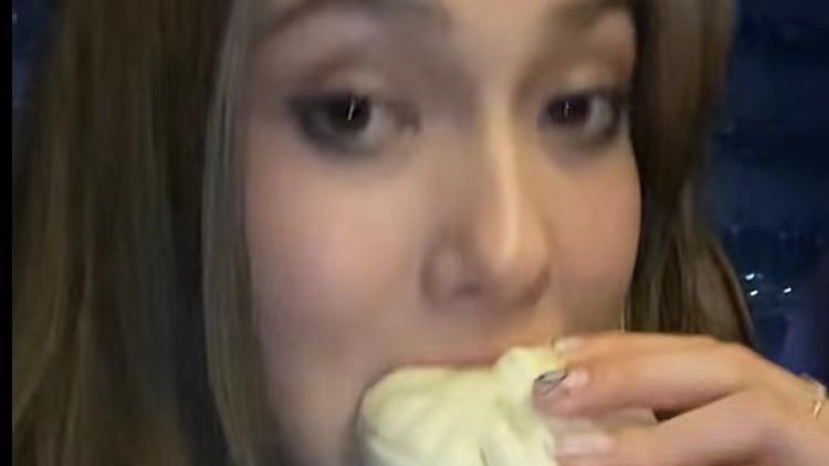 金牌|孩子饿坏了！谷爱凌深夜咬金牌啃包子，笑容满面点头，大赞好吃