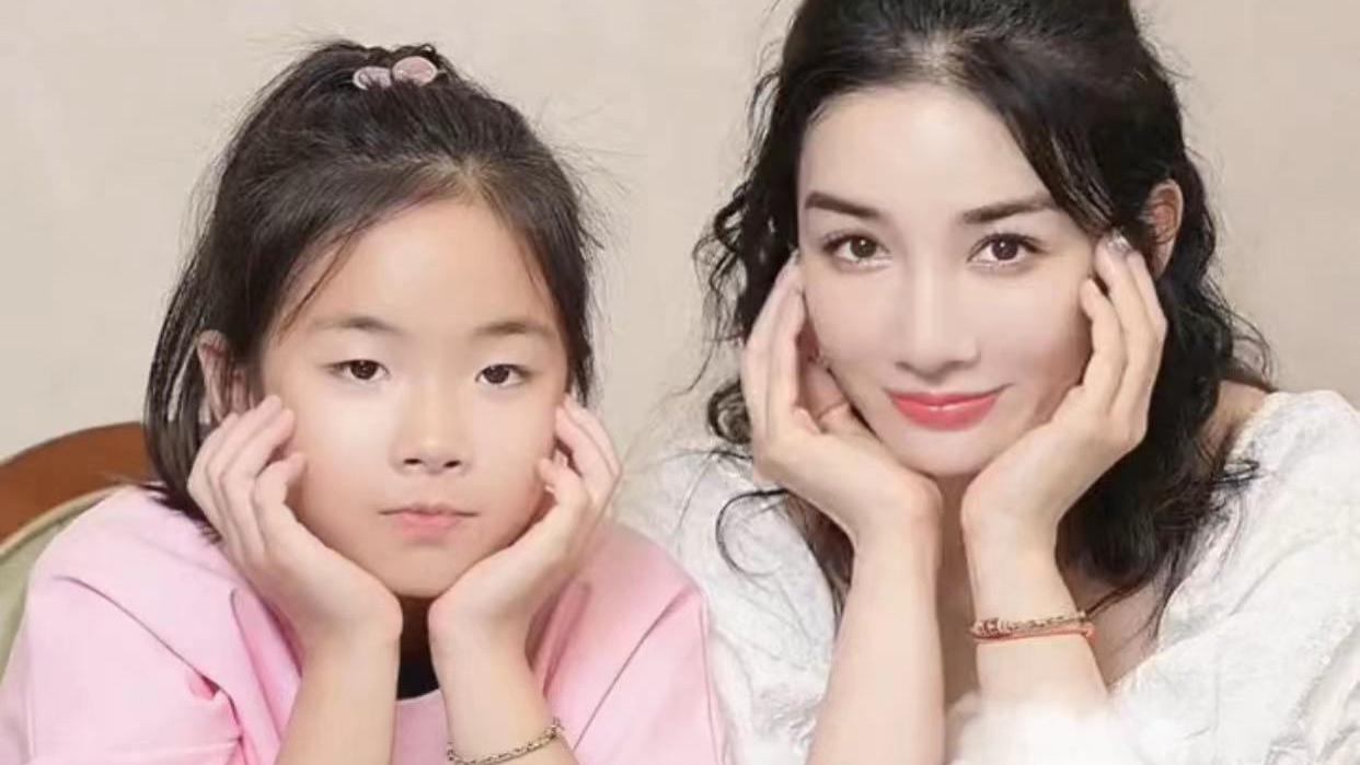 黄奕|44岁黄奕与女儿跳舞，9岁黄芊玲颜值逆袭，五官长开被赞有女团范