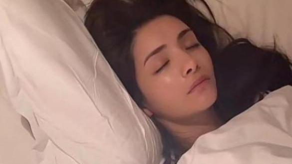 迪丽热巴|姜潮半夜吃宵夜，偷拍熟睡妻子素颜照，网友：颜值不输迪丽热巴