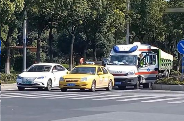 女司机闯红灯给救护车让行, 2天后收到罚单, 网友: 自以为是