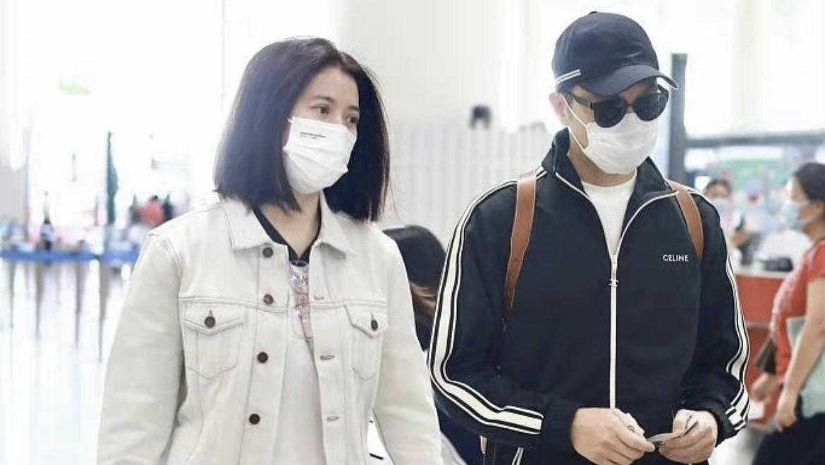 袁咏仪|袁咏仪张智霖不愧是“神仙眷侣”，穿牛仔外套走机场，低调又大气