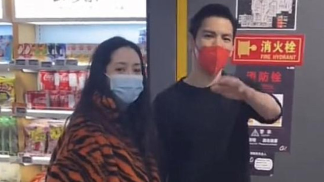 郭碧婷|郭碧婷向佐天津逛超市，女方用大衣遮住肚子，向佐护妻摆手不让拍