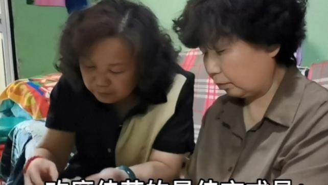 杜新枝|杜新枝回兰考老家庆5.1，与亲姐同框显老态，网友关注点却在手上