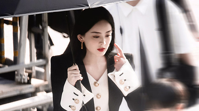 古力娜扎|古力娜扎这次下真功夫了！新剧穿黑西装独自撑伞变女王，形象变化大