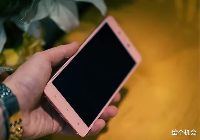 红米手机|为何手机厂商费尽心思要把手机做轻薄？原来还有这层原因