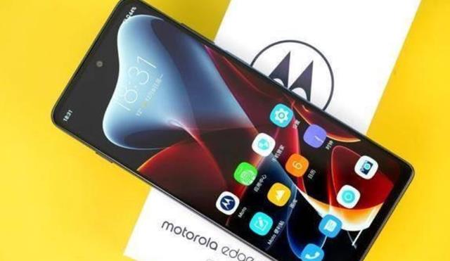 |摩托罗拉Razr3搅局折叠屏手机市场,骁龙8Gen1Plus确定