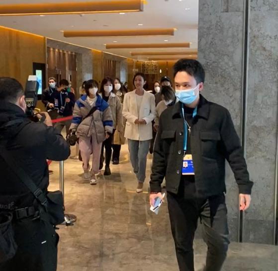 周雨彤|厦门：周雨彤现身发布会，现场没什么人围观，“闽南人不追星”