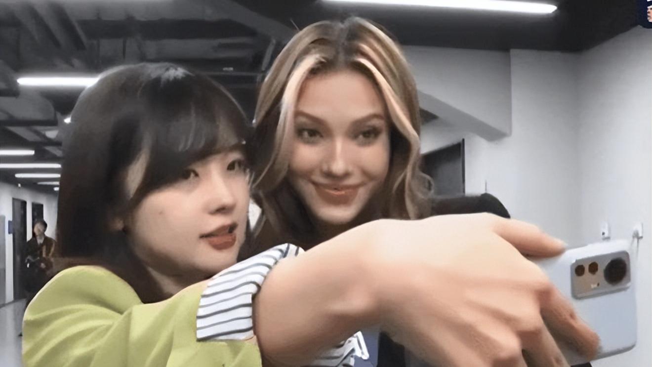 王冰冰|谷爱凌王冰冰同框合影，两人颜值超抢镜，台下谷妈妈一直盯着女儿