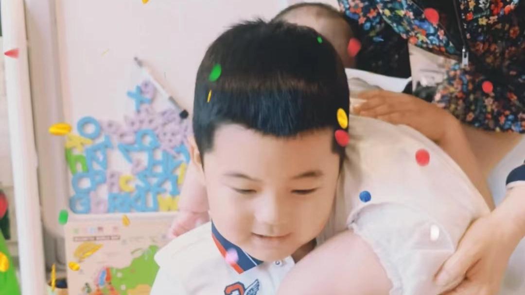 李小萌|李小萌晒俩儿子同框照！大宝五官似翻版王雷，变宠弟狂魔感动妈妈