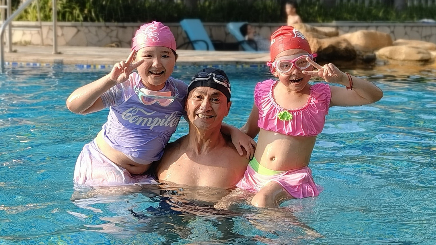 何家劲|62岁何家劲隐婚生娃？高调晒娃被指与女孩长得像，曾自曝有女儿