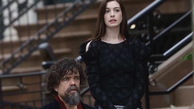 安妮·海瑟薇|39岁安妮·海瑟薇跟52岁“小恶魔”散步，白到发光，却也满脸皱纹