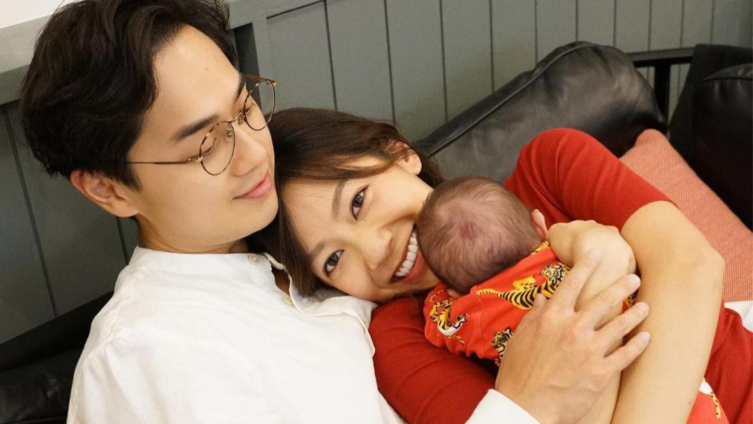 刘德华|郑俊弘与何雁诗儿子满月　由小馒头进化小火鸡