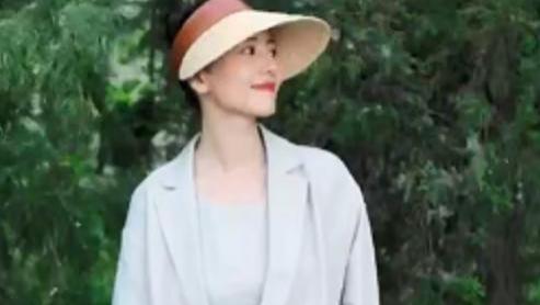 戒指|高圆圆打扮休闲逛公园，分享好物语气温柔接地气，网友却关注戒指