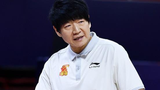 深圳男篮|邱彪完败李春江，首次回应球队内讧，深圳队更进一步需要换帅