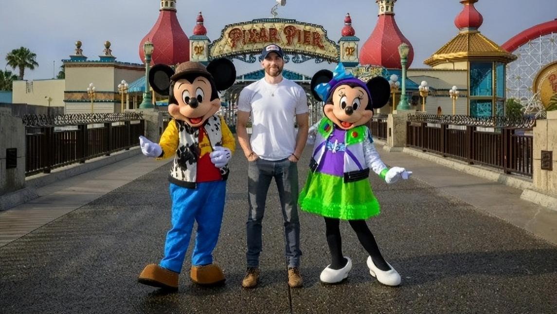 迪士尼|美队又打卡迪士尼，插兜拍照姿势僵硬，网友：他像个人形立牌