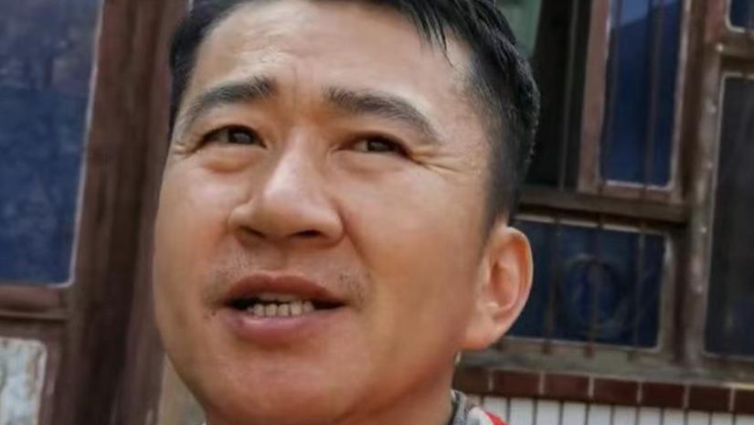 李嘉明|38岁李嘉明回乡下出生地，破旧脏乱堆满干柴，父母已去世物是人非