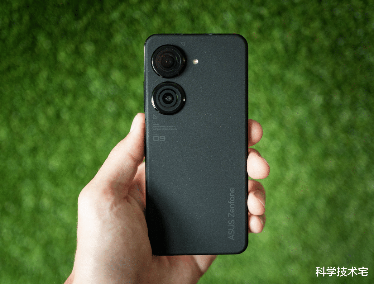 小屏|“真小屏旗舰”正式发布!5.9英寸屏幕、30W充电,售价799欧元!