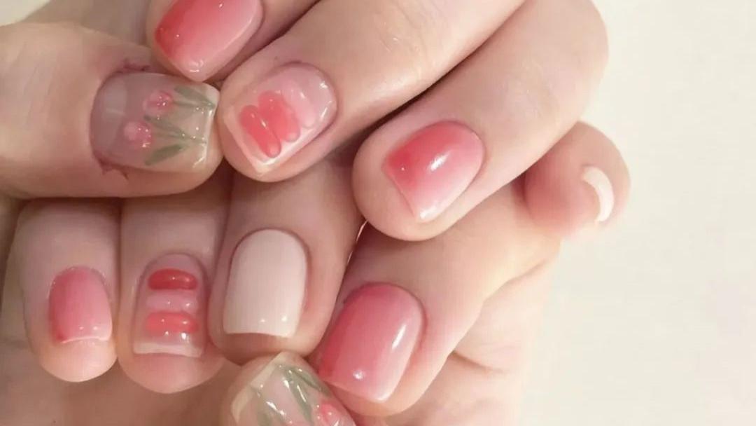 美甲 夏日心动美甲系列?，花朵手绘清新百搭，氛围感十足！