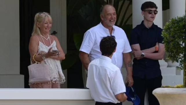 贝克汉姆|贝克汉姆74岁老父亲参加完孙子婚礼后打车离开引热议，继母发声回应