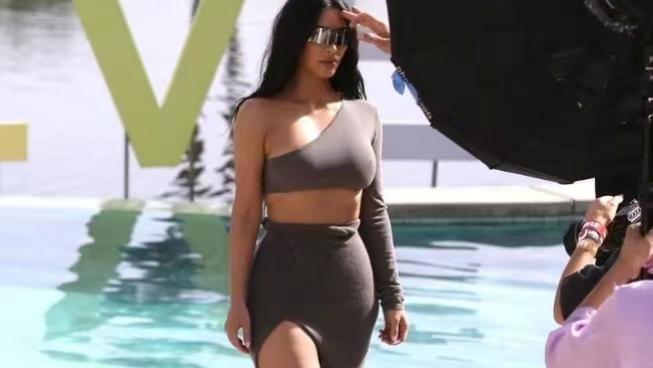 金·卡戴珊|金卡戴珊高调亮相音乐节！穿绑带高跟鞋把腿勒出几圈肉，身材好辣