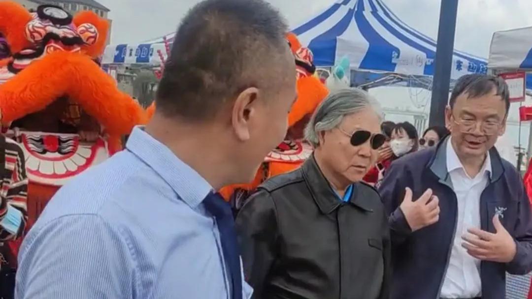 霍震霆带着“财神爷”现身南沙，身后锣鼓队走一路敲一路好热闹