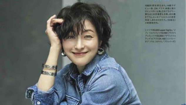 发型 建议中年女人：少烫“大妈卷”！其实这4种发型，更时髦显气质