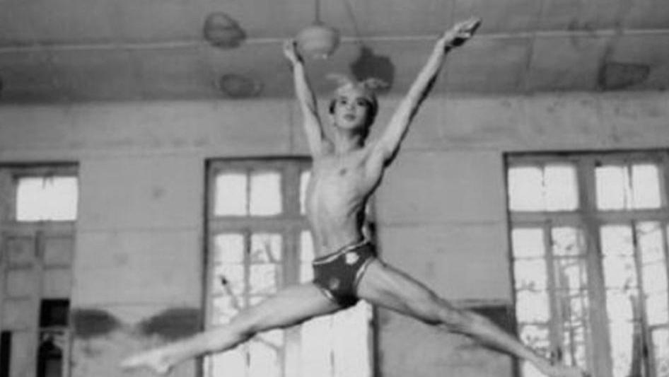 金星|无法重拍瞬间：张国荣怀里的梅艳芳，还是男儿身的金星，身材健壮