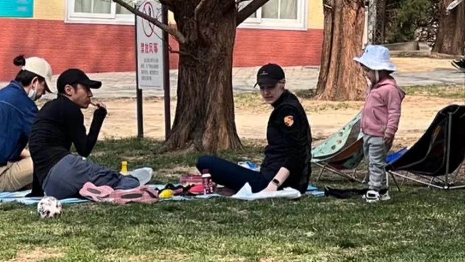 撒贝宁|撒贝宁夫妇带龙凤胎到公园野餐，李白身材吸睛，长腿到小撒的腰