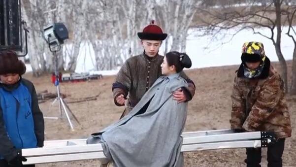 迪丽热巴|“弱鸡”男主迁就不得，女主都抱不动，还有什么脸演偶像剧