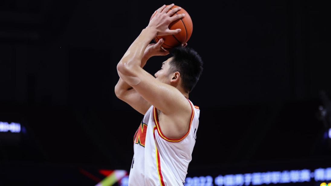 季后赛|正式签约！CBA名将拿下大合同，季后赛场均11+4，王晗没有亏待他