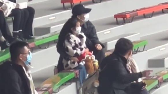 李承铉|戚薇一家三口出游，李承铉抱女儿看表演，用衣服给lucky挡水超暖