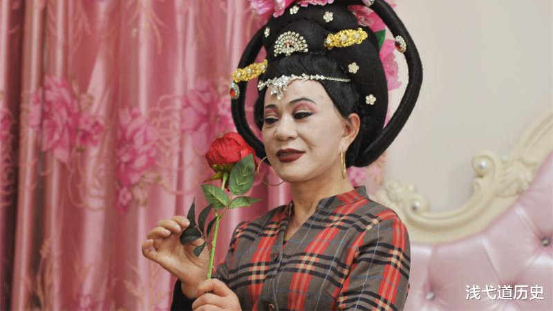 戏曲|61岁老人男扮女装30年，攒下百万身家，妻女直言：把老脸都丢尽了