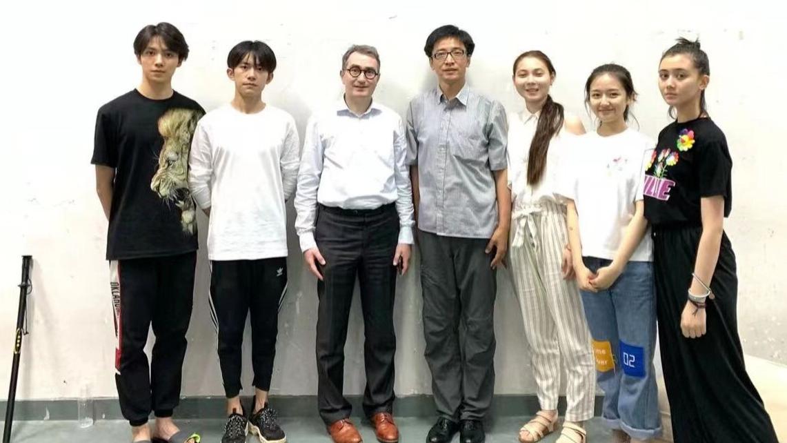 王子文|中戏明星班毕业啦！易烊千玺答辩穿百元长裤，李兰迪素颜脑门锃亮