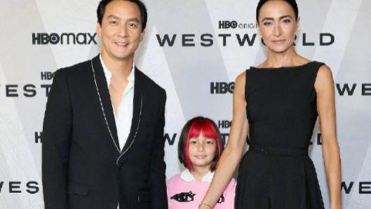 吴彦祖|吴彦祖全家高调亮相红毯！老婆穿黑裙好显老，9岁女儿染红发真潮