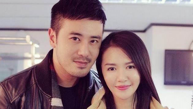 谭维维|39岁谭维维低调当妈，和丈夫抱一儿一女逛街好温馨，生娃后身材苗条长腿纤细