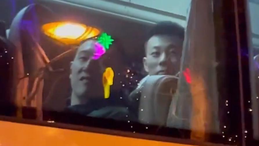 |鸡贼! 郭艾伦\压轴\登上球队大巴辽宁球迷围堵, 张镇麟乘机上车偷笑