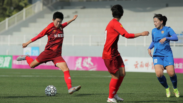 长春华信女足|2-0进决赛！卫冕冠军狂飙，任意球直接破门，上海女足陷入绝望
