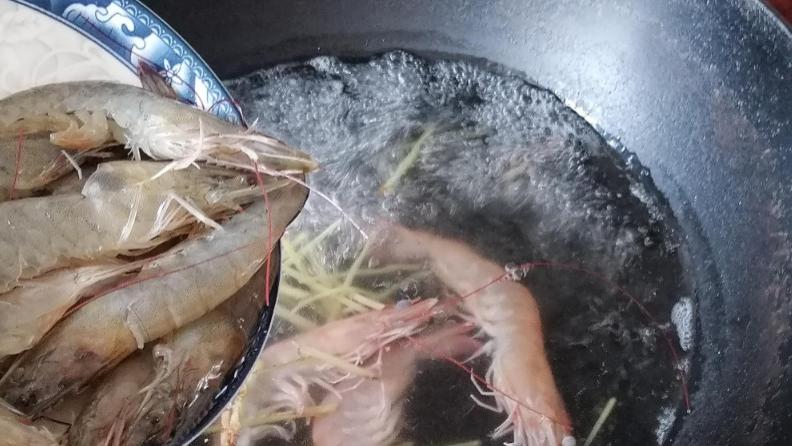 厨师|煮活虾，别水开后再下锅，厨师教你4招，虾肉又香又嫩，没有腥味