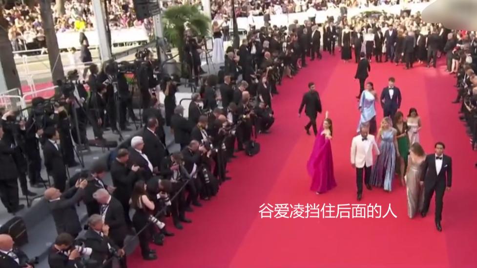 戛纳红毯|谷爱凌超尴尬！戛纳红毯上不断转圈却无人拍照，遭两次驱逐才离开
