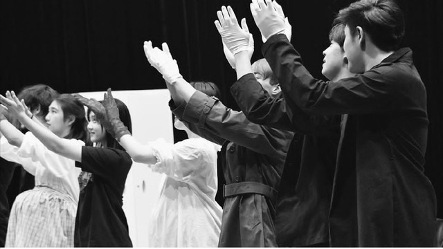 黄忆慈|再遭质疑？黄多多晒自己当舞台剧导演照片，却被吐槽又当又立