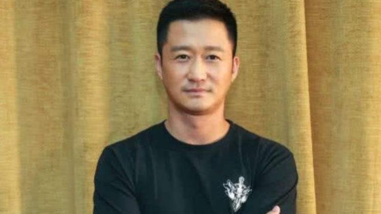 吴京|他学吴京“砸家产”拍电影当导演，票房0.002亿，今沦为傻笑网红