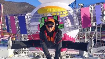 吴奇隆|51岁吴奇隆雪场兴奋玩耍！空中跳一字马太惊艳，嘟嘴卖萌身形矫健